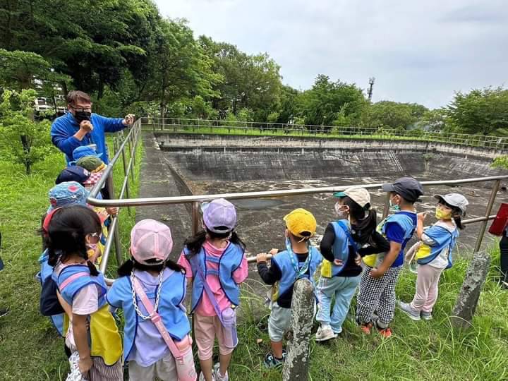 業務課同仁向花蓮縣民勤非盈利幼兒園幼兒解說