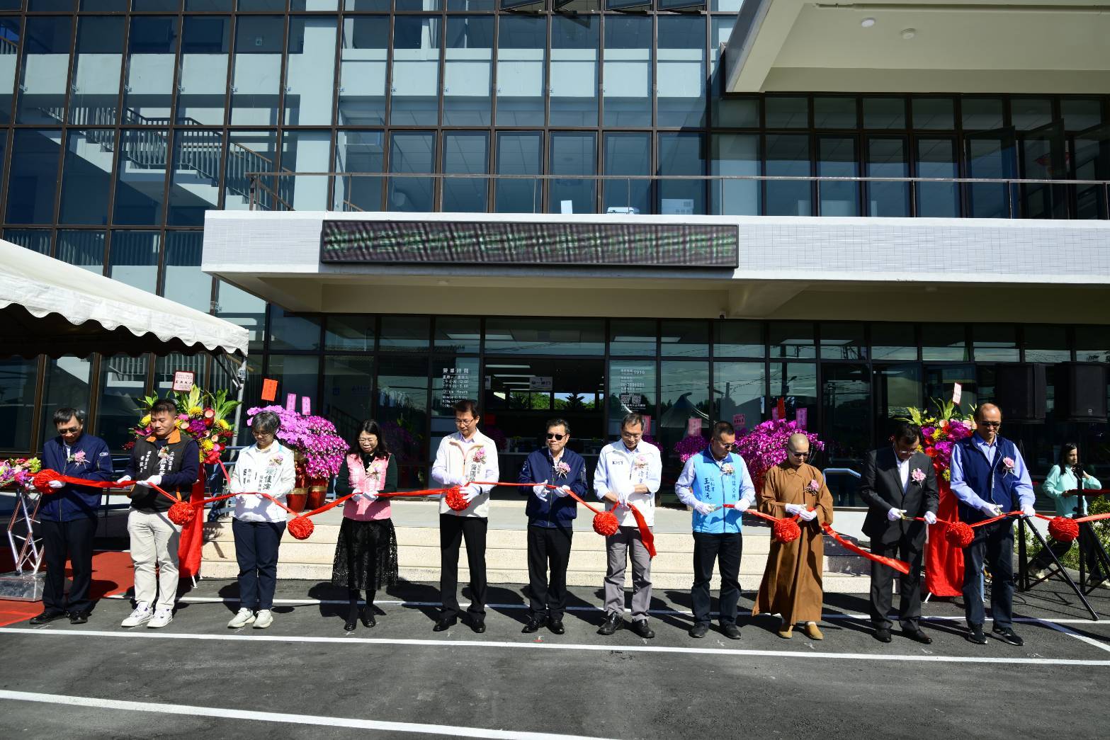 台水公司李嘉榮董事長（左6）、屏東縣黃國榮副縣長（左5）、蘇清泉立法委員（左7）、潮州鎮公所王建元主任秘書（左8）、多位民意代表及地方仕紳共同剪綵。