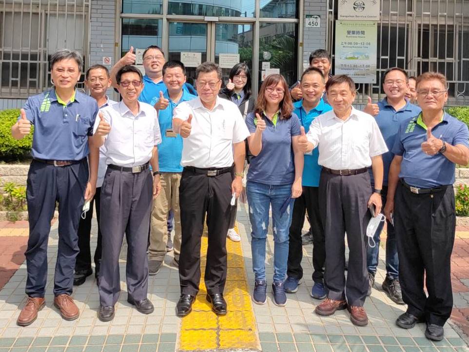 李總經理、邱處長與岡山所同仁合影