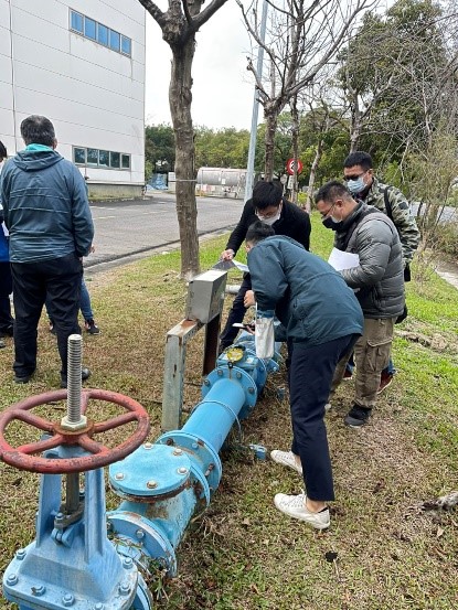 第六區管理處-向大用水戶說明每日自行抄表紀錄用水狀況