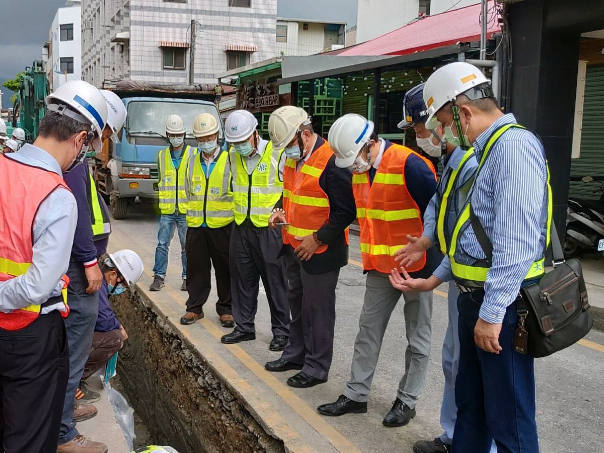 日本技師與現場工作人員熱烈討論