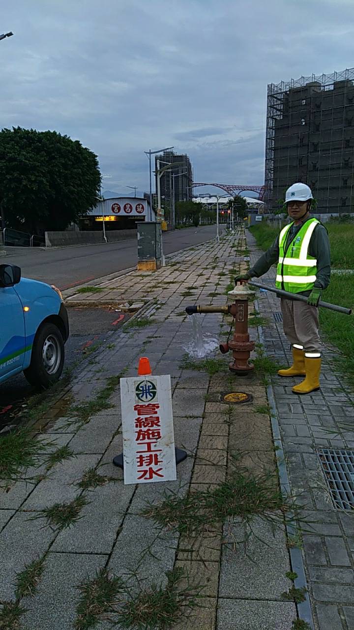 自來水公司員工於復水時進行排水排氣工作