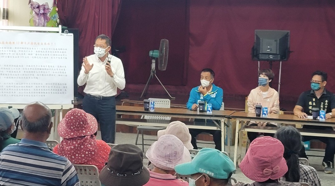本處張煥獎處長(站立者)向里民說明延管工程相關作業及台水為偏鄉供水努力的用心。