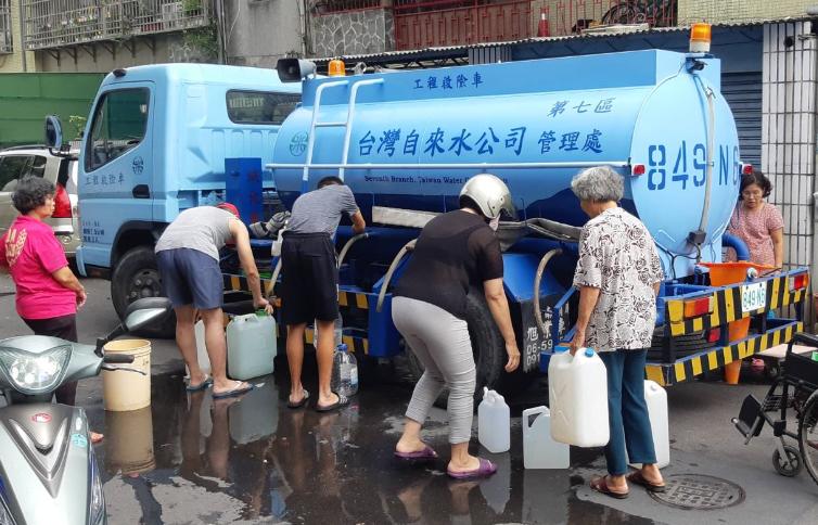 設置加水站供民眾取水.jpg