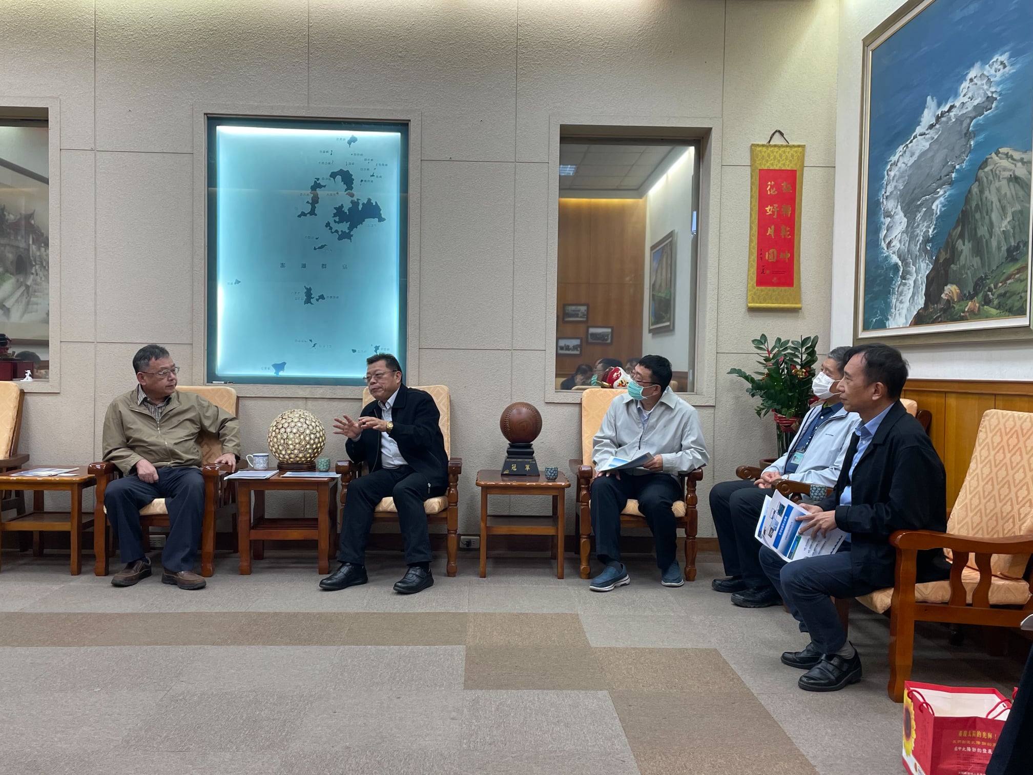 本公司總經理偕同漏防處謝處長、本處武處長及澎湖所曾主任等拜訪澎湖縣賴峰偉縣長洽談澎湖地區供水穩定等事宜