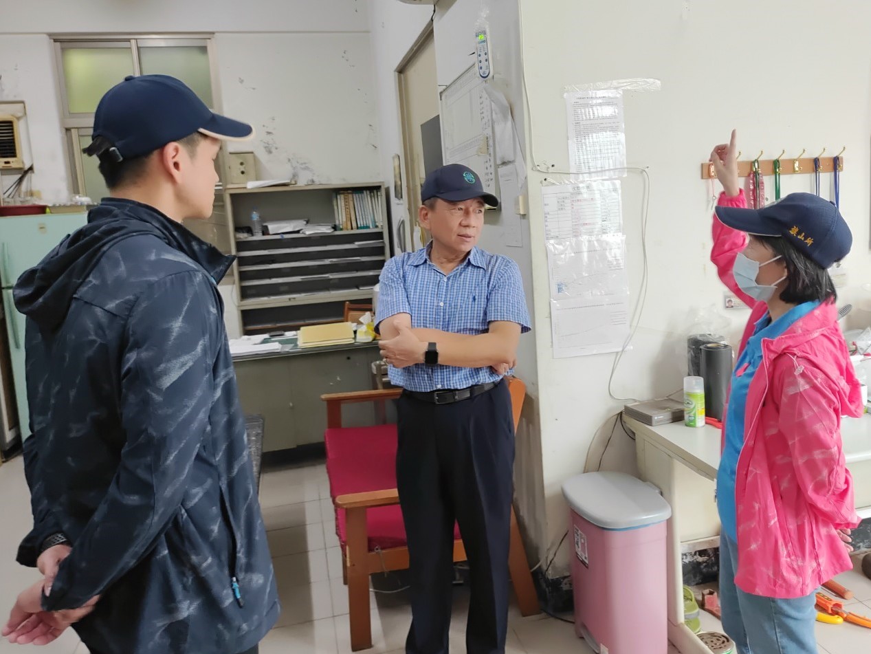 邱處長(中)指示蔡主任(右1)、顱股長(左1)務必轄區供水正常