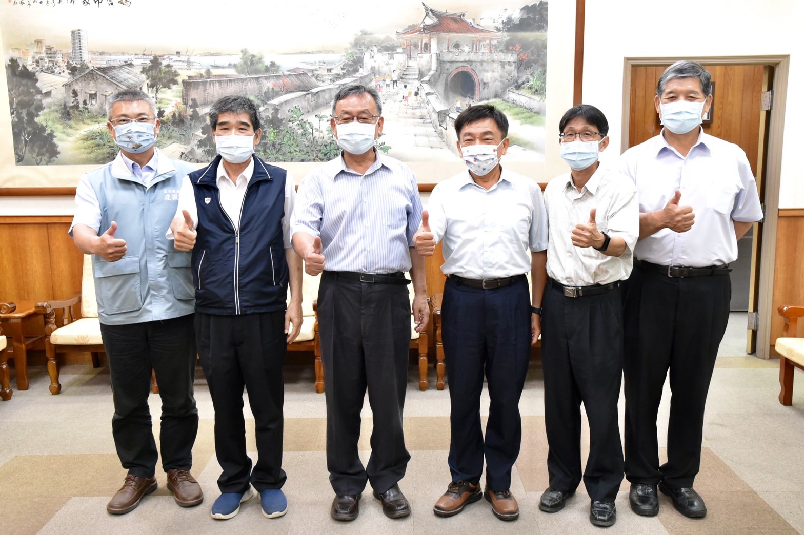 邱處長(右3)與澎湖賴縣長(左3)等合影