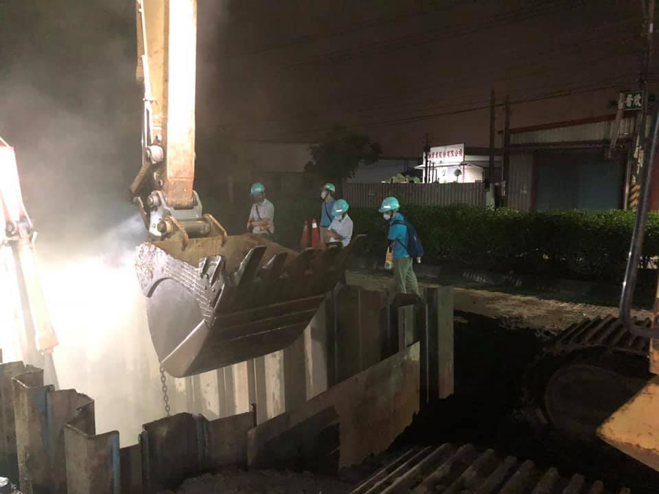 台水七區處武經文處長8日22時視察高雄市大寮區光明路1750mmPCCP原水管線滲漏搶修工程進度