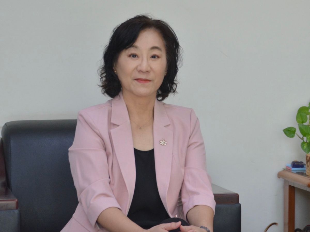 她深知要在國營事業體制下為員工爭取福利，不能只靠情緒化的抗爭