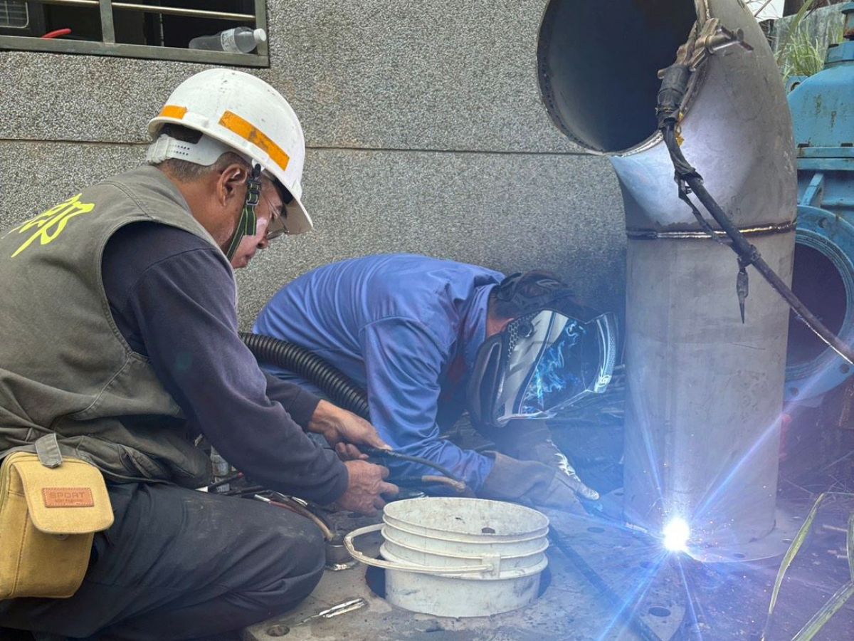 增設東勢坑溪抽水設備抽水設備管件焊接及配電盤接線趕辦中