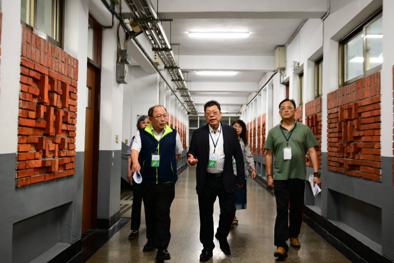 台水董事長李嘉榮(中)與總經理李丁來(左)至考場巡視
