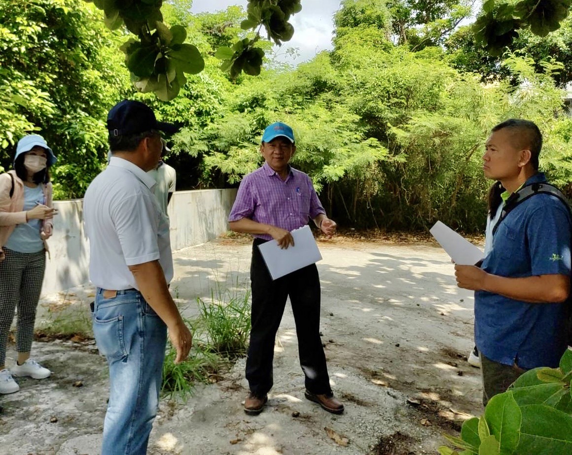 處長（中）現勘確認歷史建物位置及現況。
