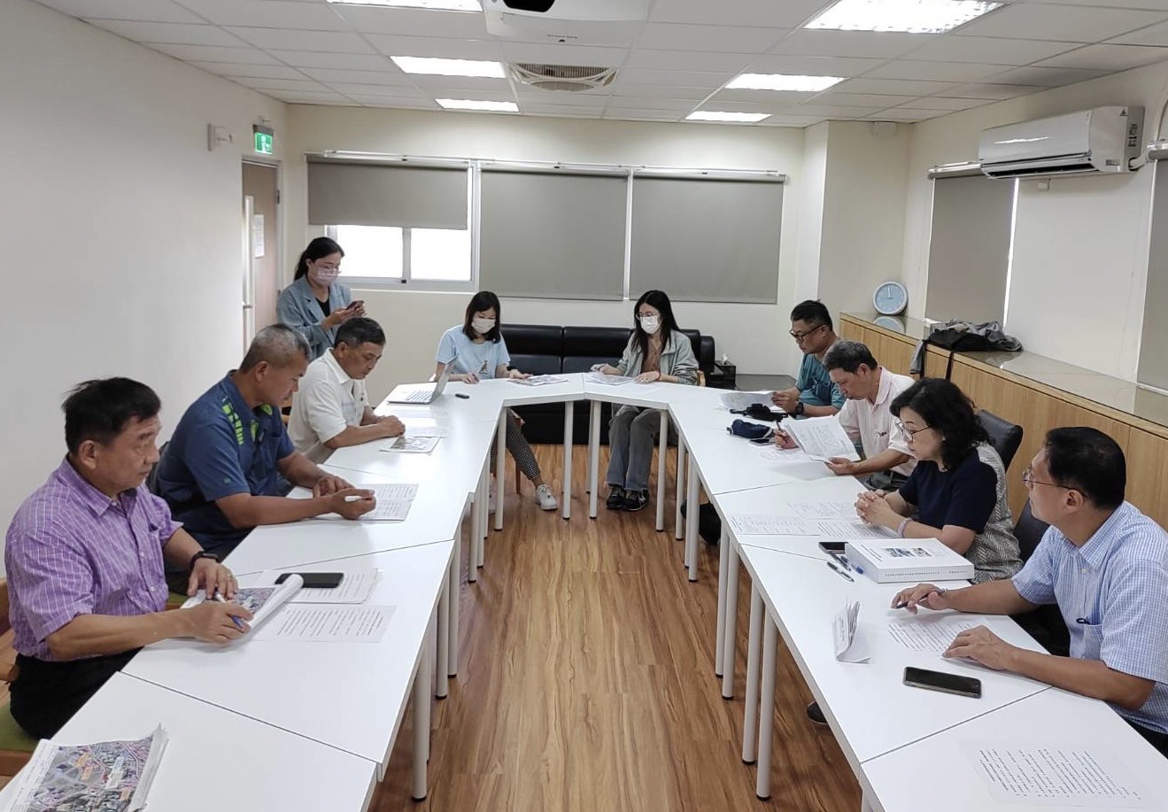 處長（左一）參加行政院南部聯合服務中心召開之「澎湖縣歷史建築馬公水道貯水隧道」現勘暨協調會議。