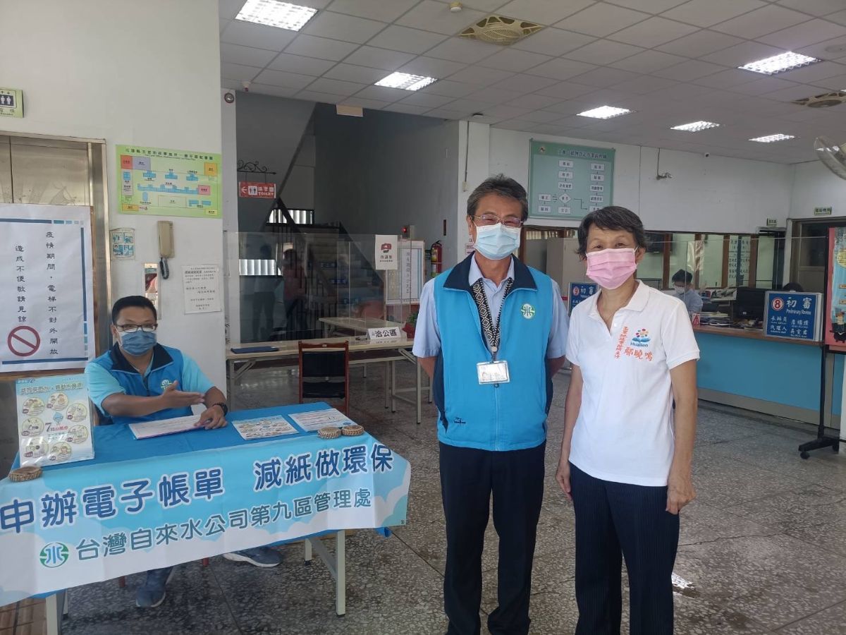 玉里所主任與地政事務所主任合影