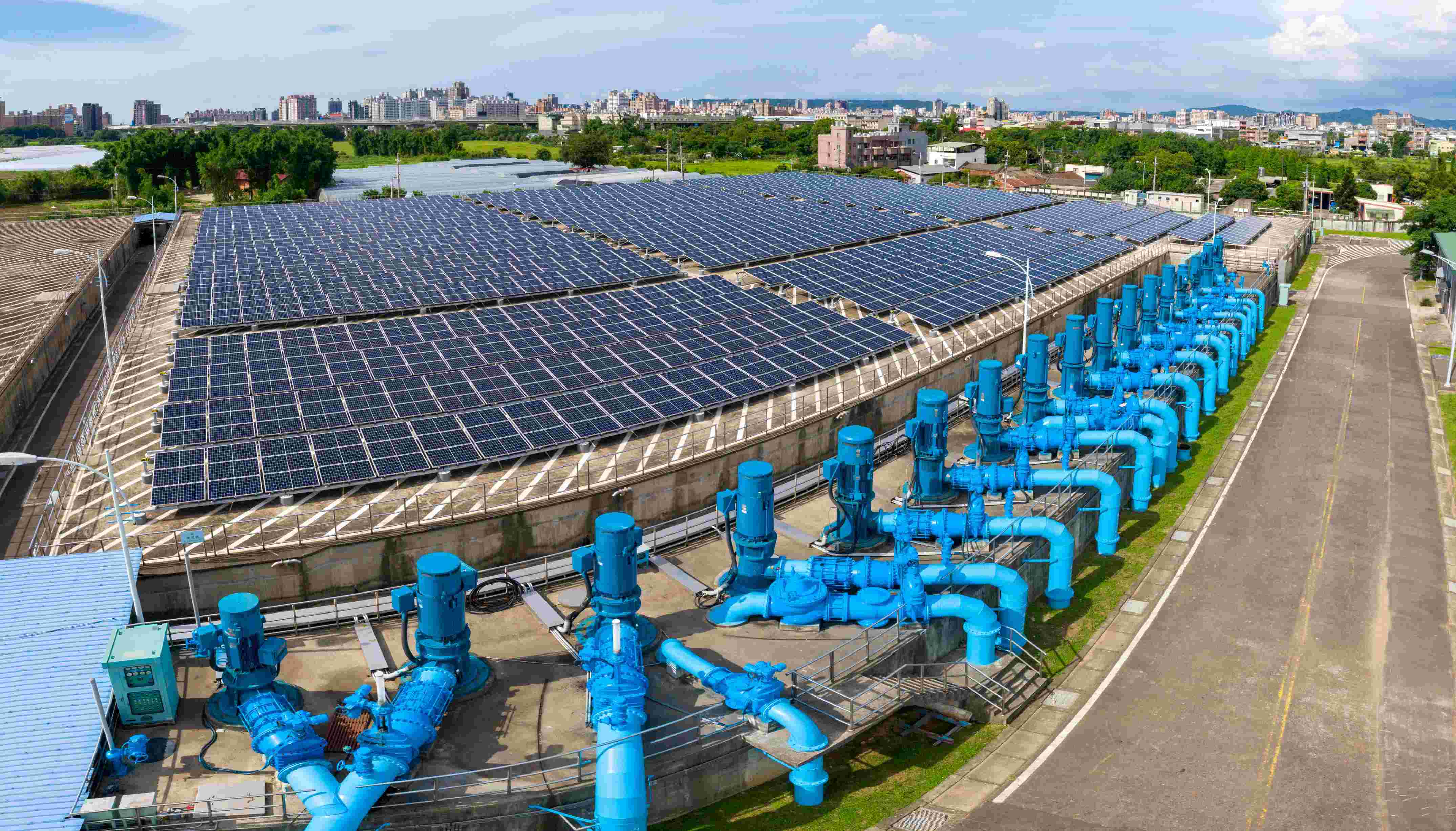台水公司截至115年6月底，已完成135處太陽光電設施及3處小水力發電系統建置，可供應約2.4萬家戶庭全年用電需求-大湳淨水場太陽光電設施