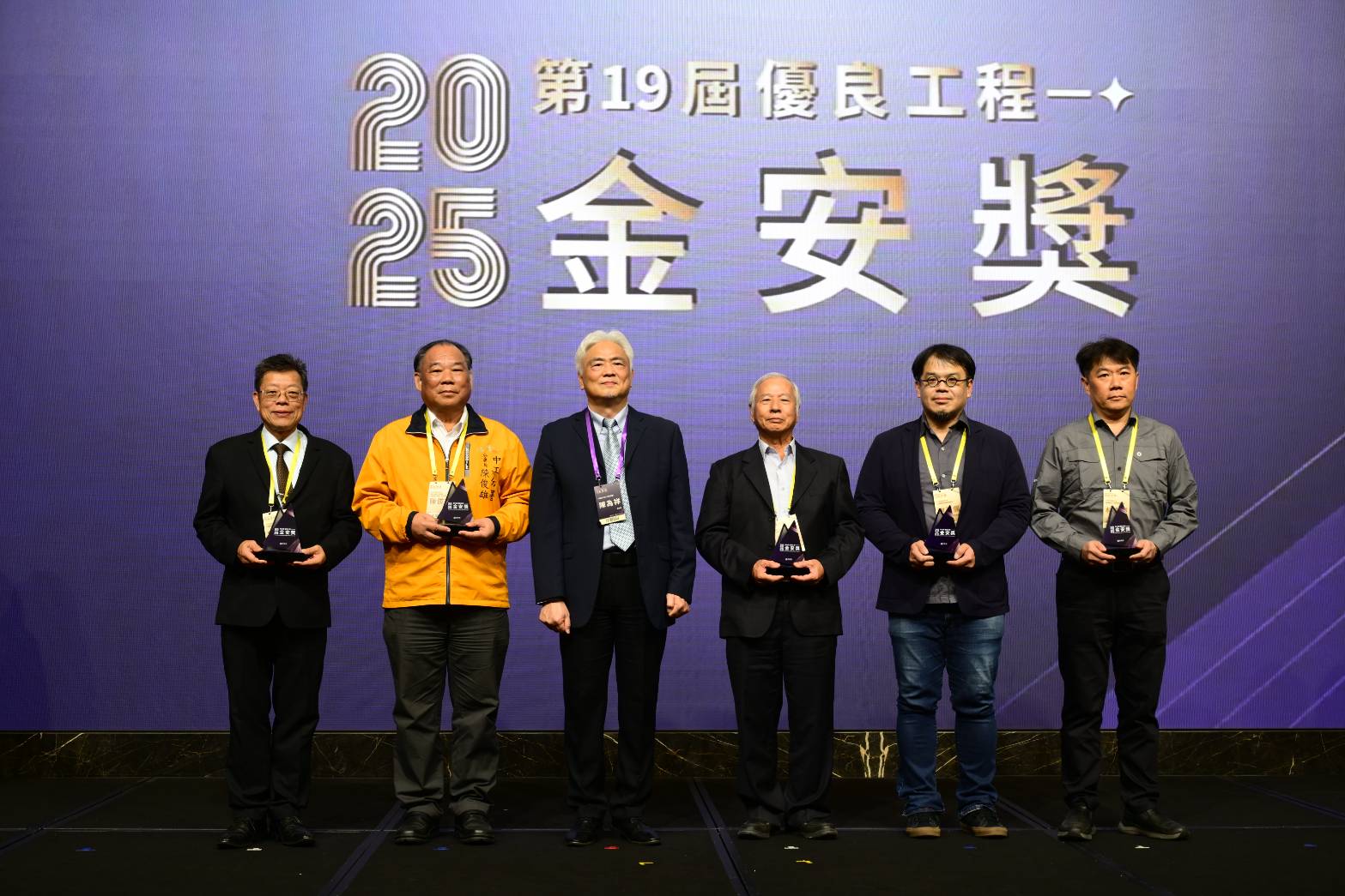 公共工程委員會陳副主委(左3)頒發台水公司「辦公園區興建工程」榮獲勞動部第19屆優良工程金安獎佳作之殊榮，由台水公司董事長李嘉榮（左1）與施工團隊共同領獎。