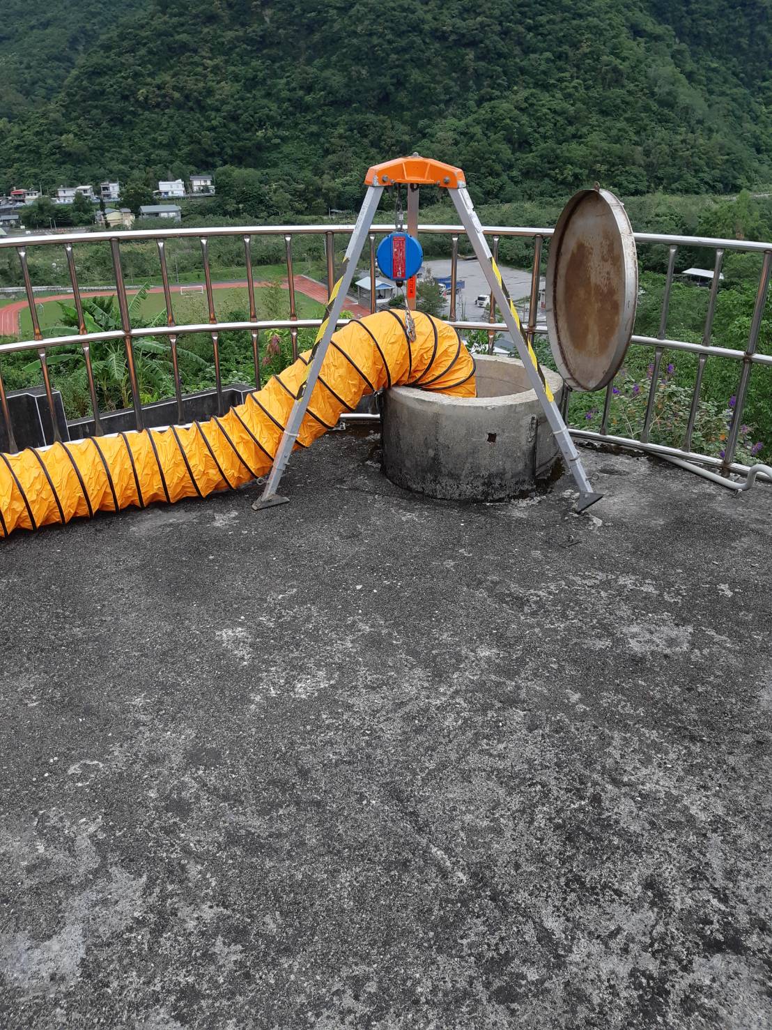 架設通風管線,作業前通風.jpg