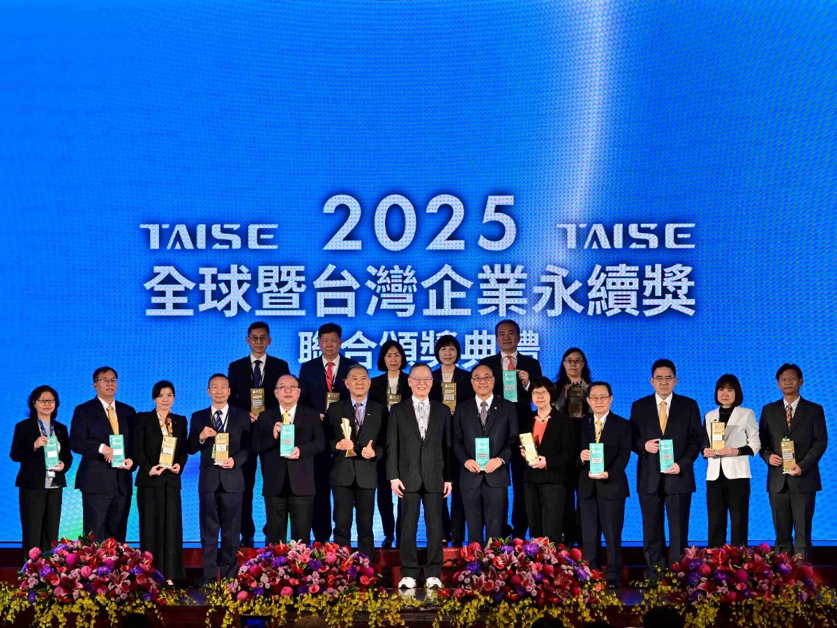 台灣永續能源研究基金會董事長簡又新(第一排中)頒獎人與獲獎單位合影