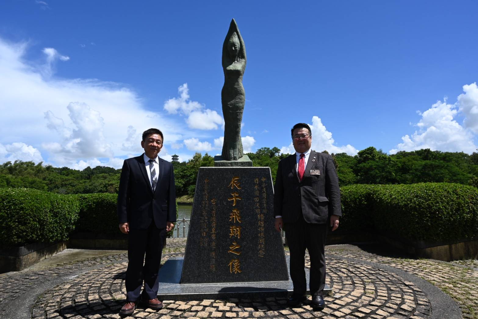 本處邱處長憲龍(左一)與仙北市市長田口知明(右一)於象徵彼此情誼之辰子飛翔像前合影