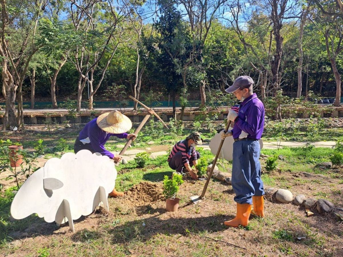113.2.19-志工補植幸福花園花草3.jpg