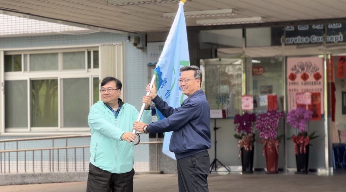 總處王年鑫組長授公司旗給九區李慶興處長