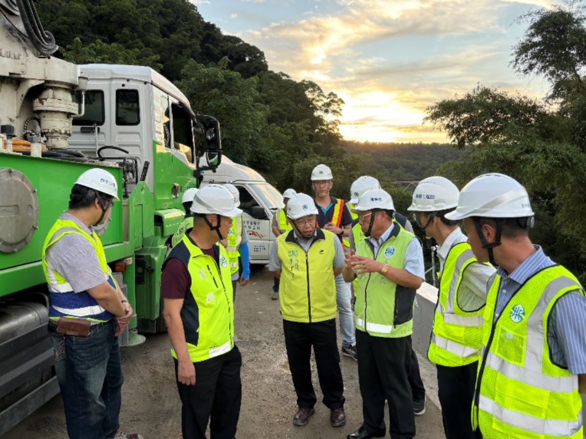 0820董事長與總經理視察「景山溪水管橋前2600mm導水管緊急搶修工程(2)(114年).jpg