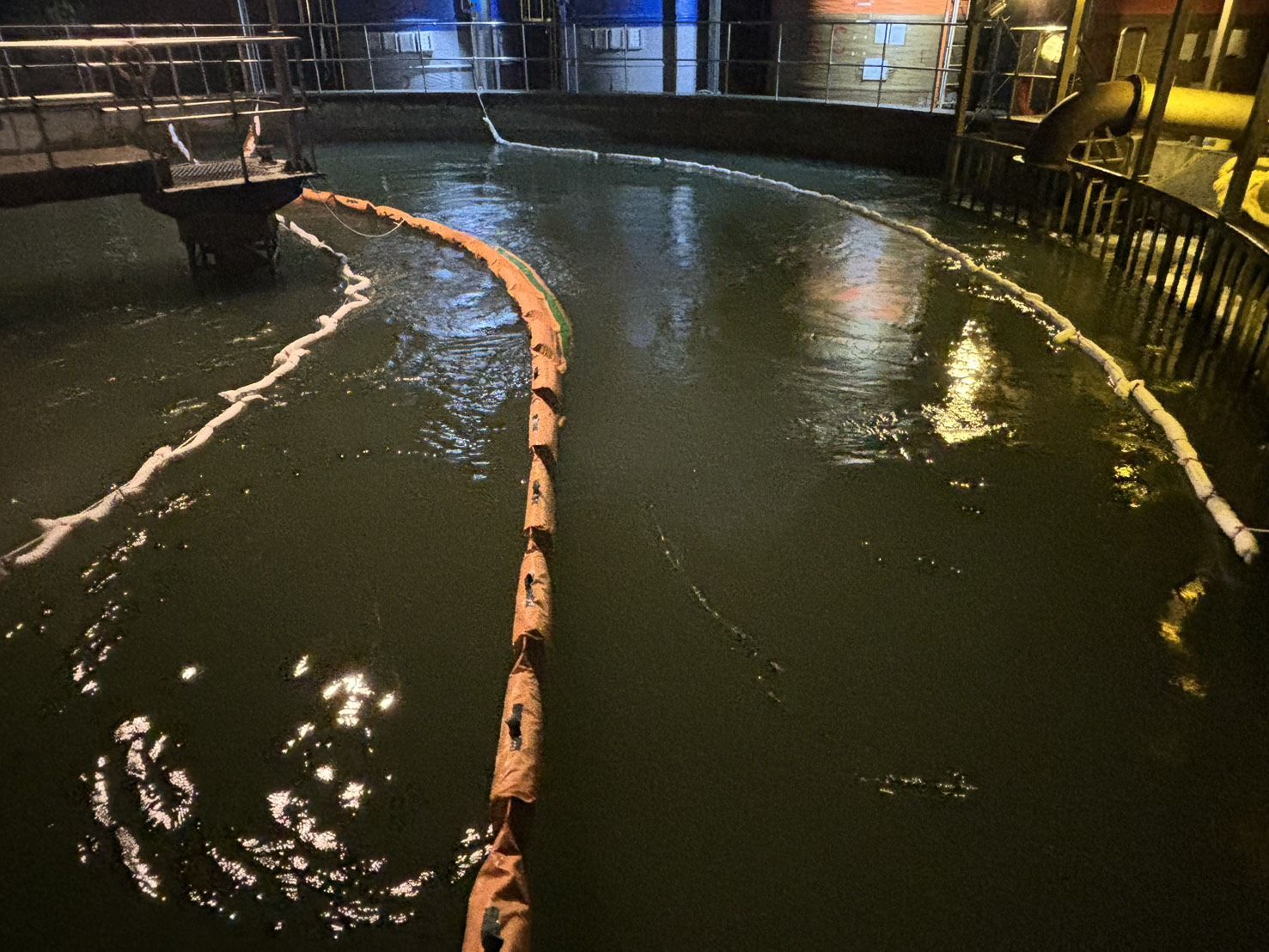 新山淨水場原水調節池加設攔油索及吸油棉