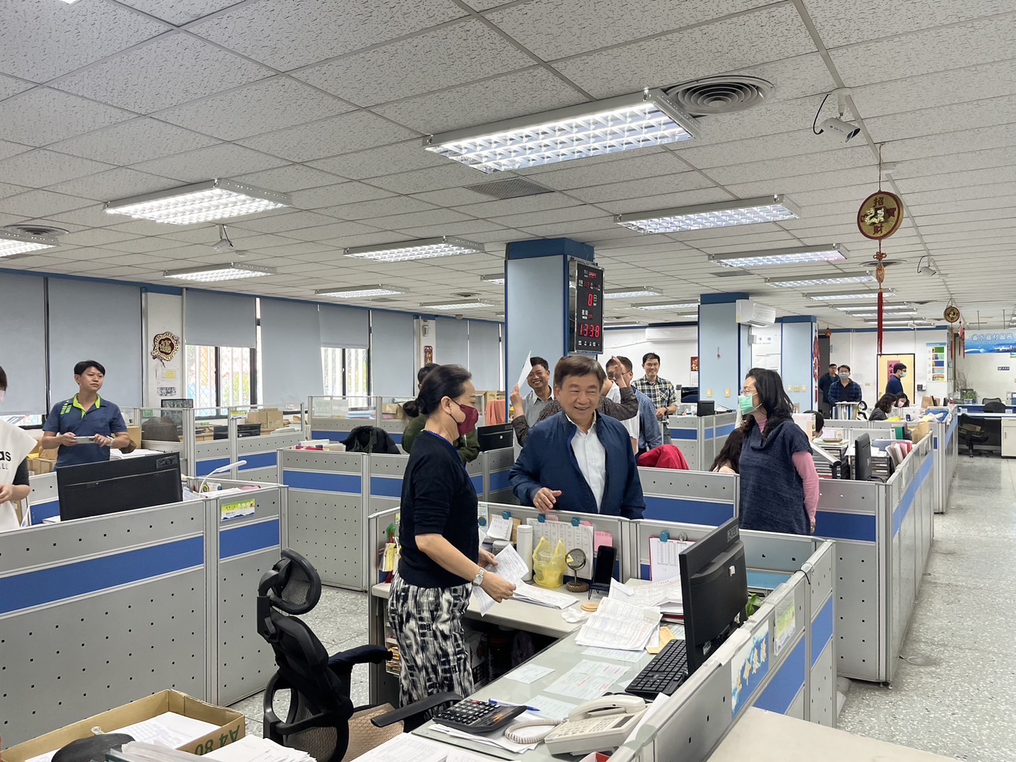 處長(左三)祝福同仁工作順利、身體健康。