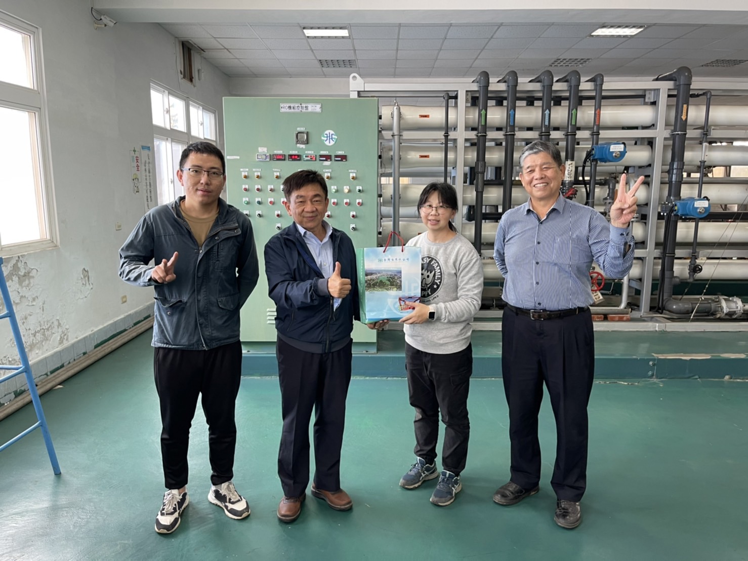 邱處長慰勞西嶼鹽淡廠員工辛勞並致贈禮品