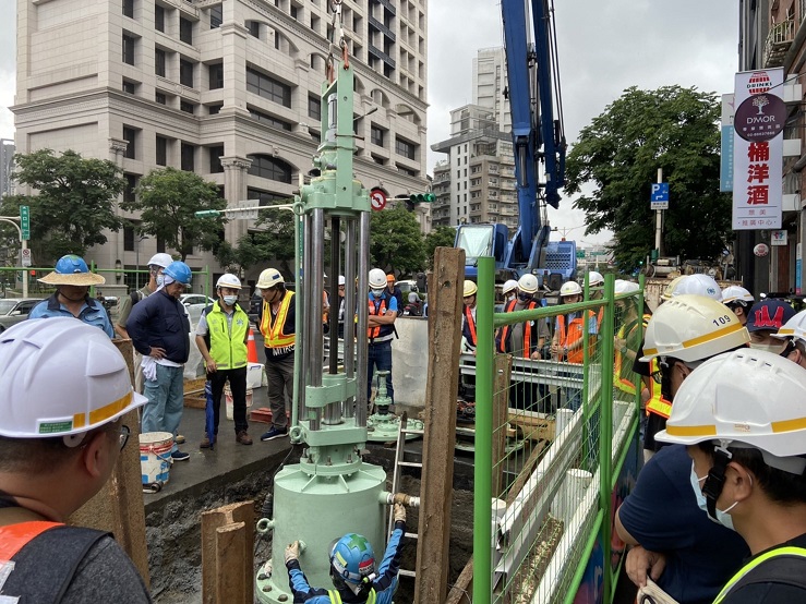 眾人觀摩中大口徑幹管不斷水工法配合工程機機具.jpg