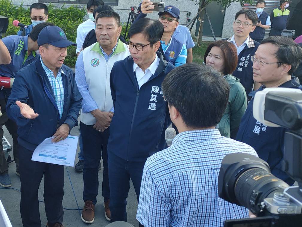 邱處長向陳市長簡報說明高雄地區現況供水無虞