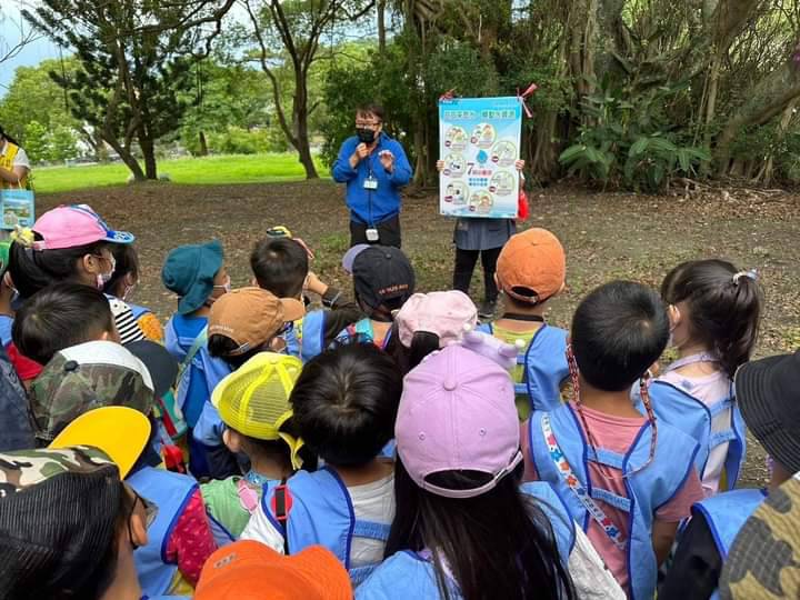 業務課同仁向花蓮縣民勤非盈利幼兒園幼兒解說