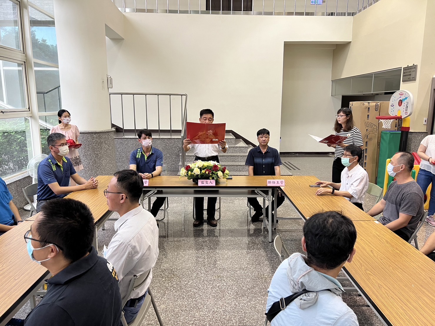 處長(中)擔任主持、監誓與監交人。