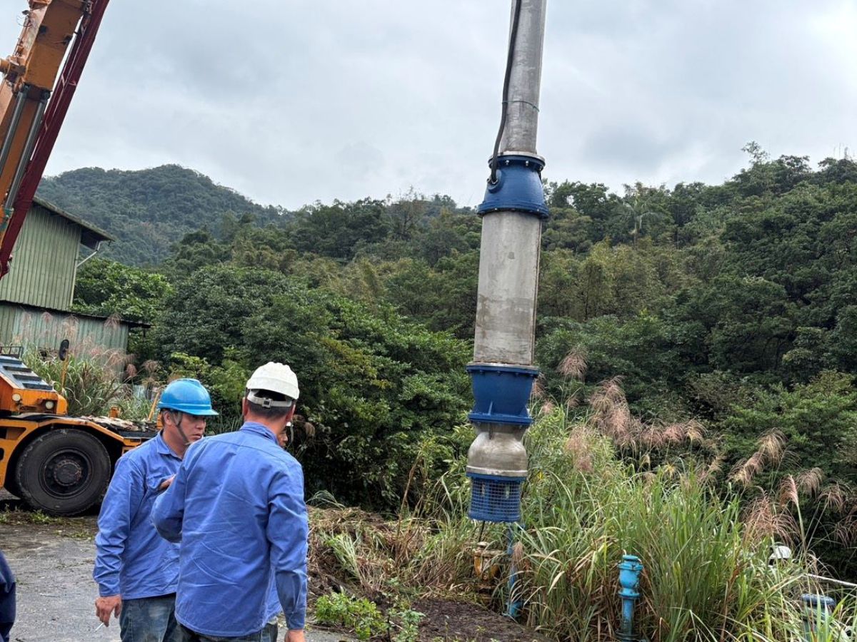 增設東勢坑溪抽水設備抽水馬達進場 強化基隆供水調度韌性備抽水馬達進場