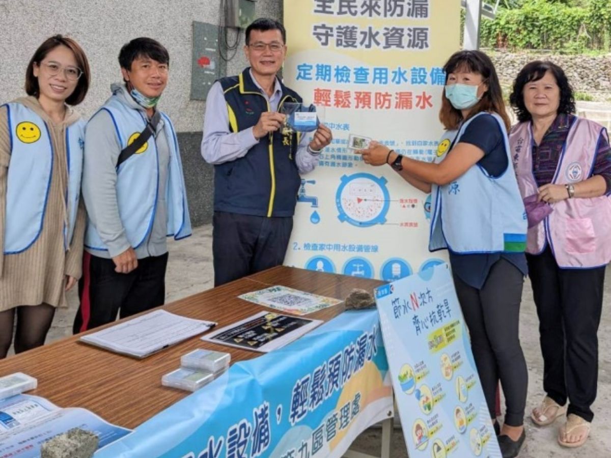 本處同仁與台電公司同仁互贈禮物