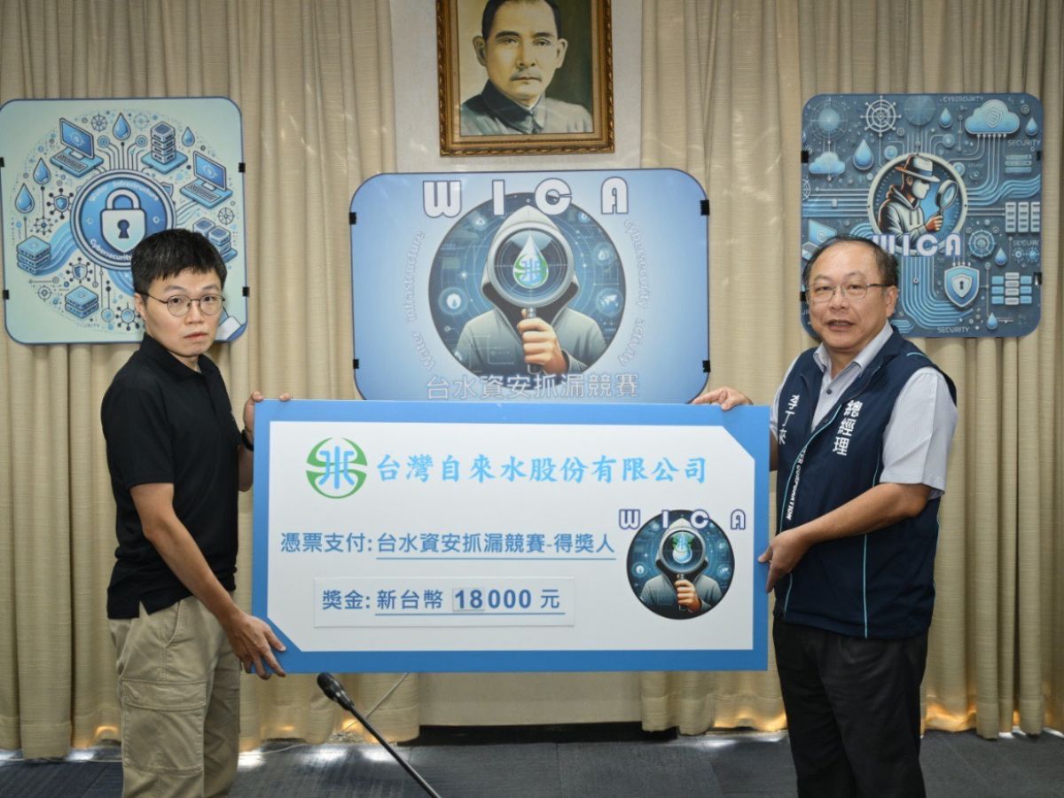 總經理頒發受獎者陳柏廷獎金