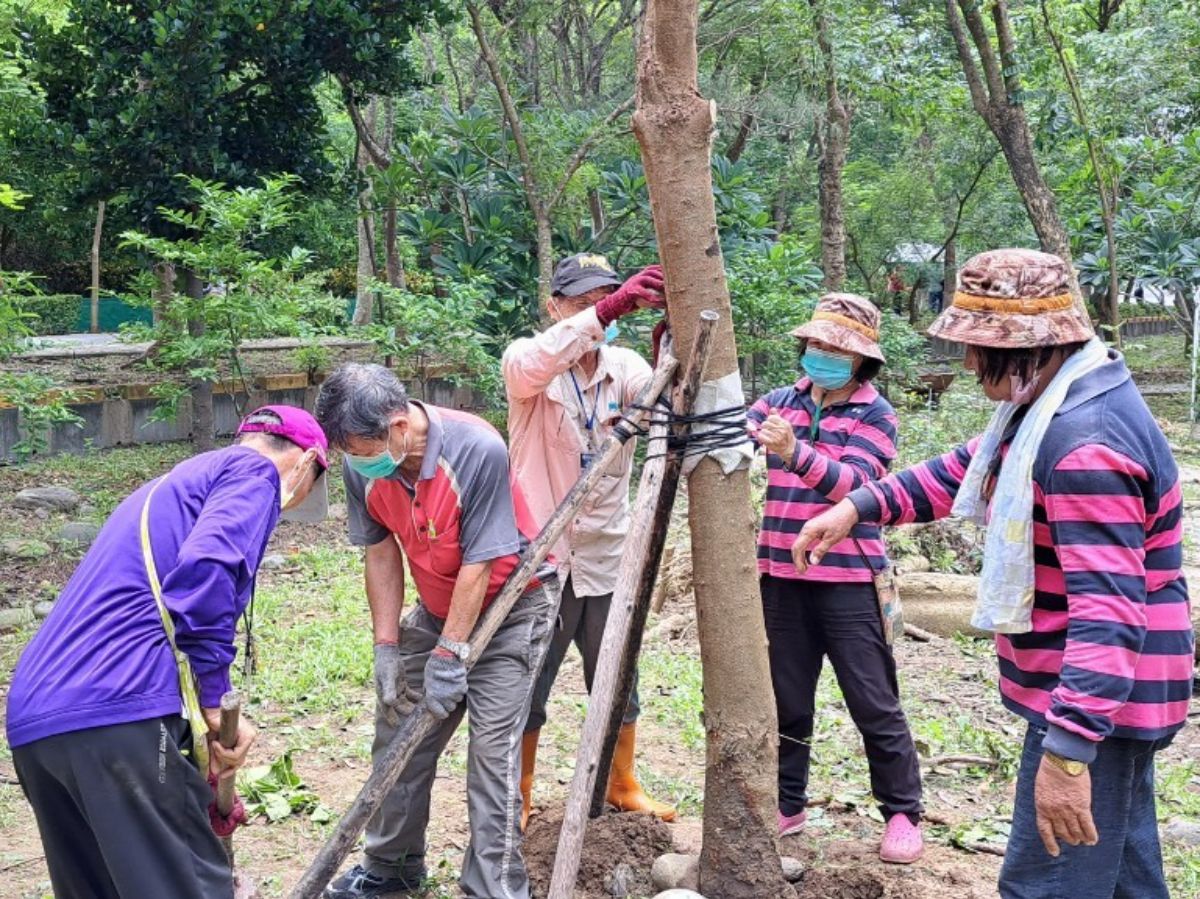 112.07.30-澄清湖環教志工杜蘇芮風災搶救幸福花園和生態池3.jpg