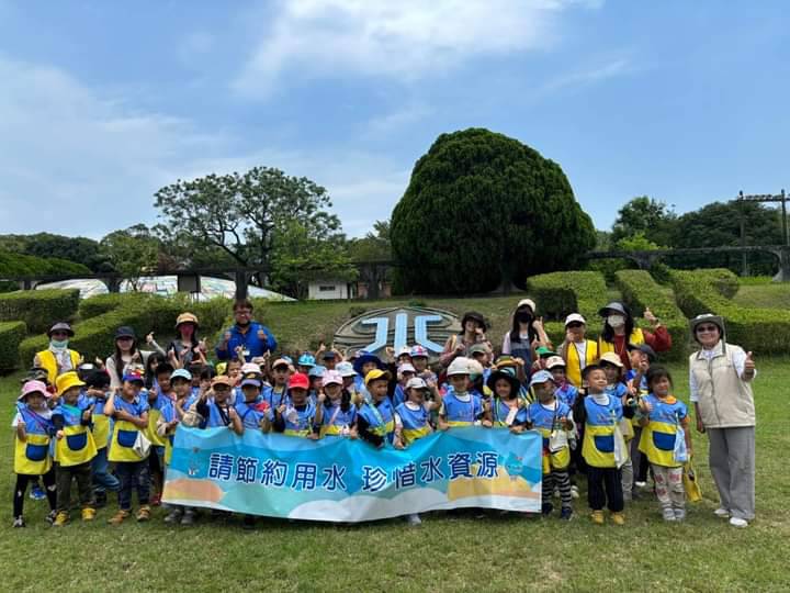 業務課同仁與花蓮縣民勤非盈利幼兒園老師及幼兒合照