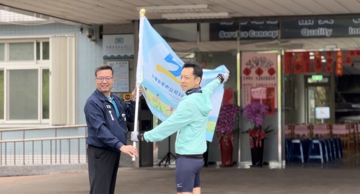 九區李慶興處長授活動旗給九區騎士代表