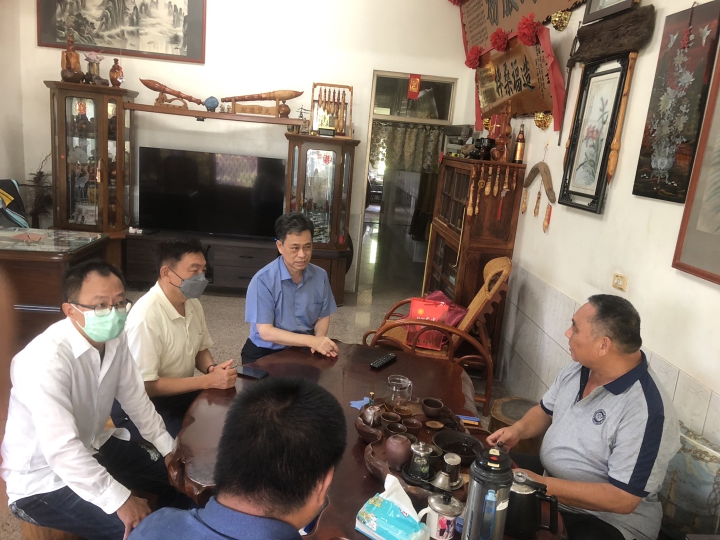 王副總經理(左3)、邱處長(左2)與美濃所邱主任(左1)與新威里邱里長(右1)討論穩定供水事宜