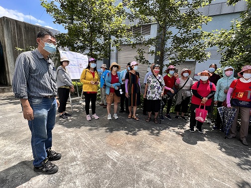 2.北工處凃處長向三坑里民簡報說明三坑加壓站設計概念.jpg