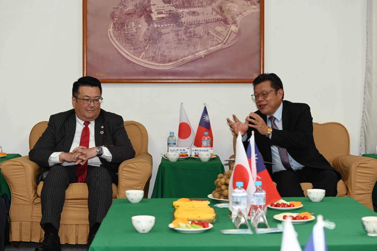 本公司李總經理嘉榮(右一)及仙北市市長田口知明(左一)相談甚歡。