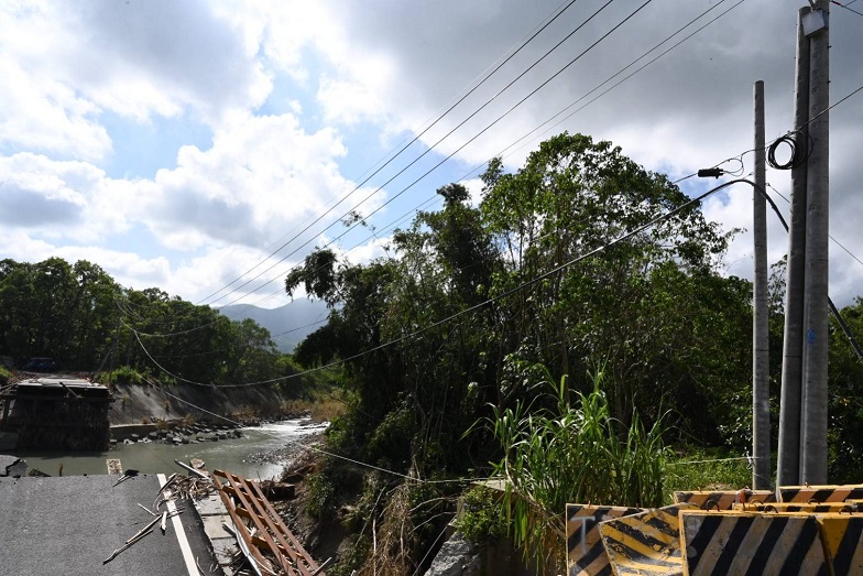 東山區大埔橋附掛水管因颱風毀損,台水公司緊急設置架鋼索跨河道附掛50公厘臨時送水管線,暫解民眾無水之苦。