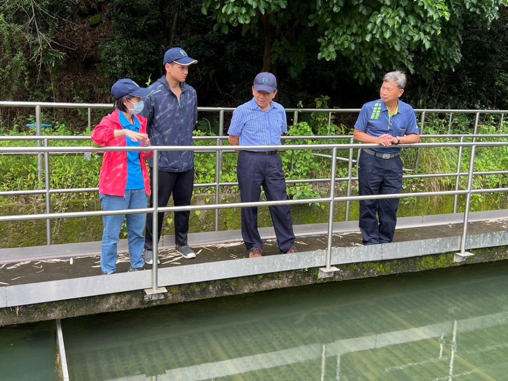 邱處長(右2)視察甲仙淨水場淨水處理情形