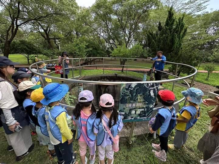 業務課同仁向花蓮縣民勤非盈利幼兒園幼兒解說