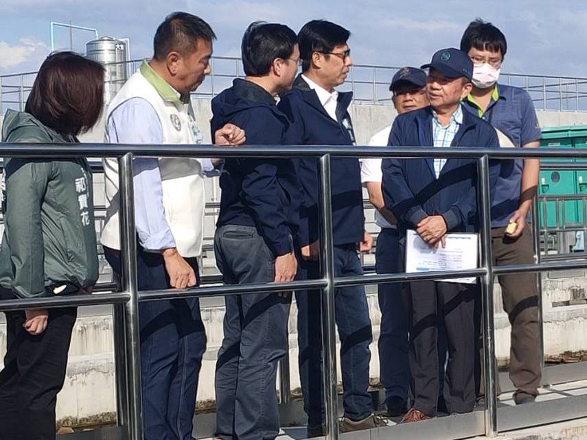陳市長偕同本處邱處長至大泉淨水場了解伏流水取用情形