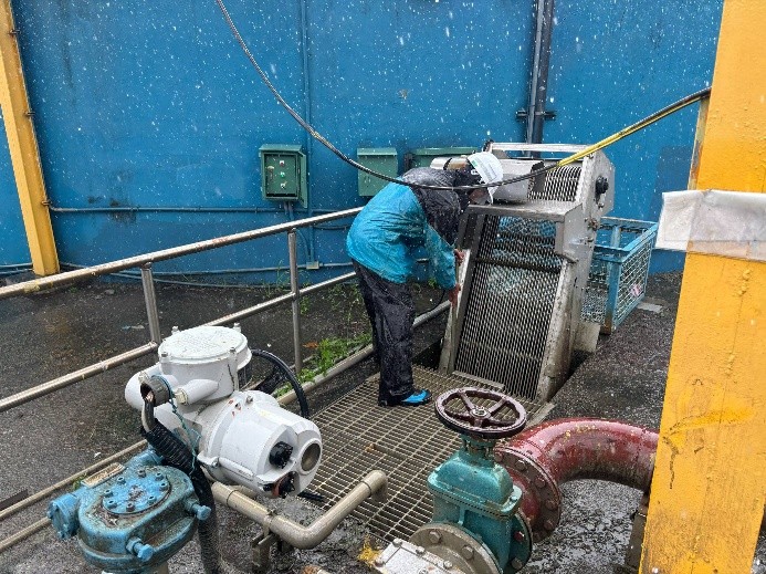 板新廠內廢水污泥抽送井雜物清除作業