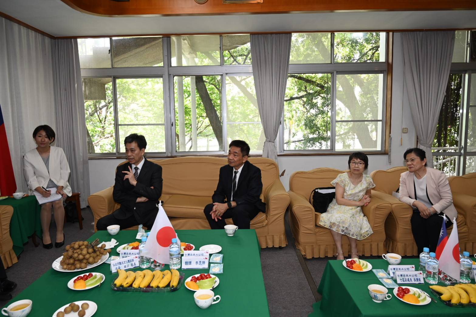 王副總經理明孝(左二)及本處邱處長憲龍(中)與日方代表相談甚歡。