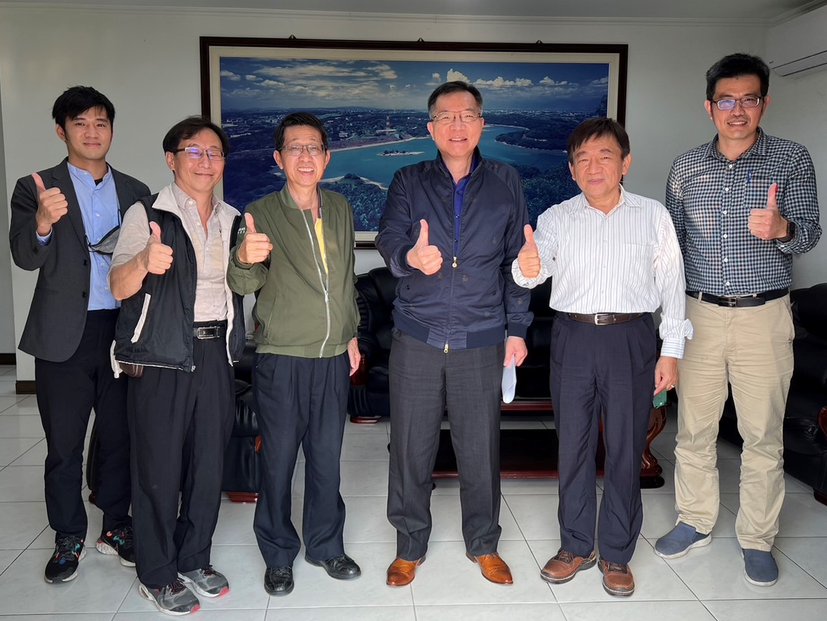 董事長(右3)邱處長(右2)吳副處長(左3)及主管合影