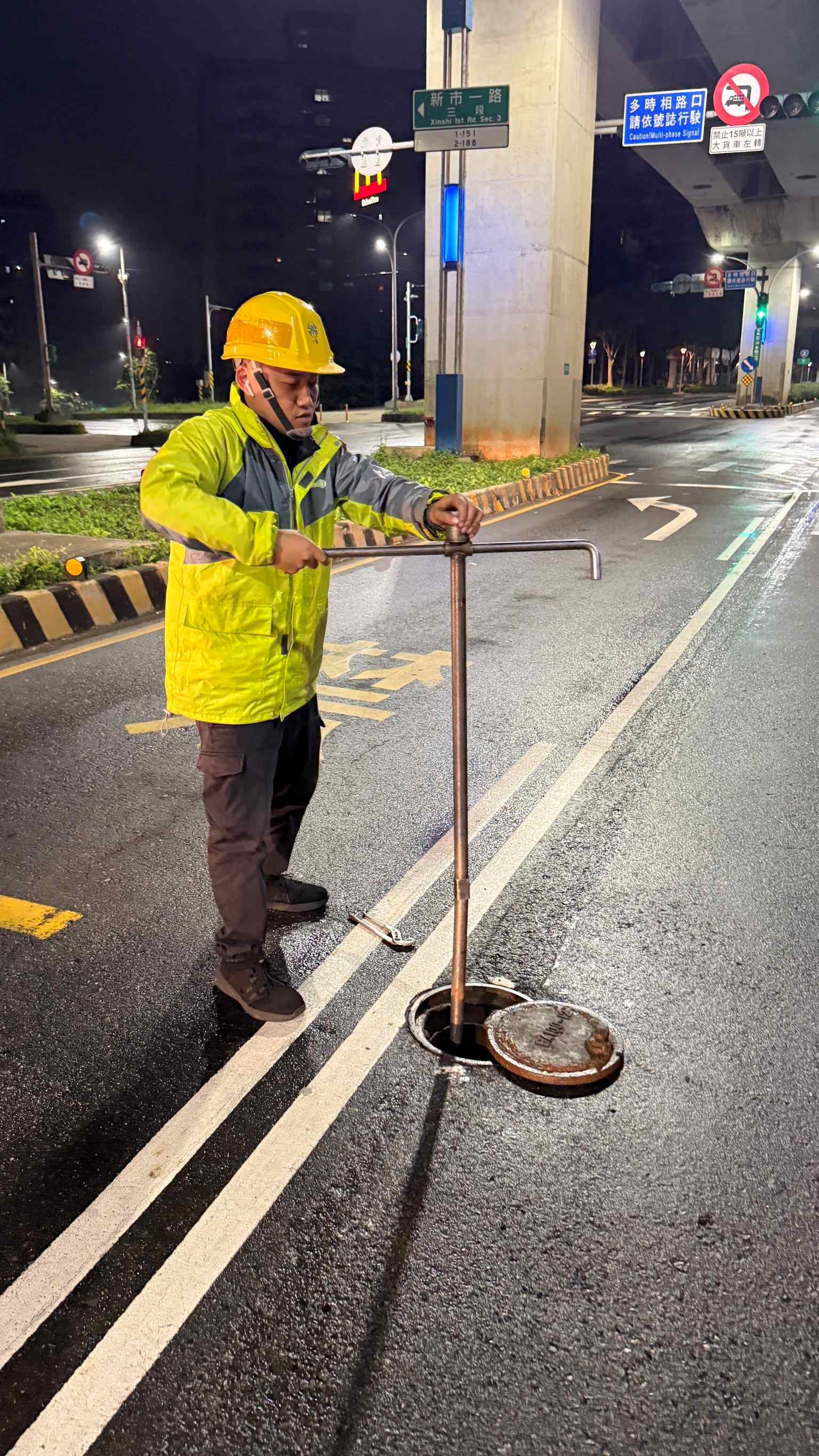 工作人員操作消防栓排水及制水閥操作，加速復水。